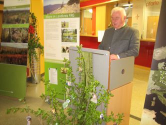 stellvertretender Landrat Behringer spricht ein Grußwort